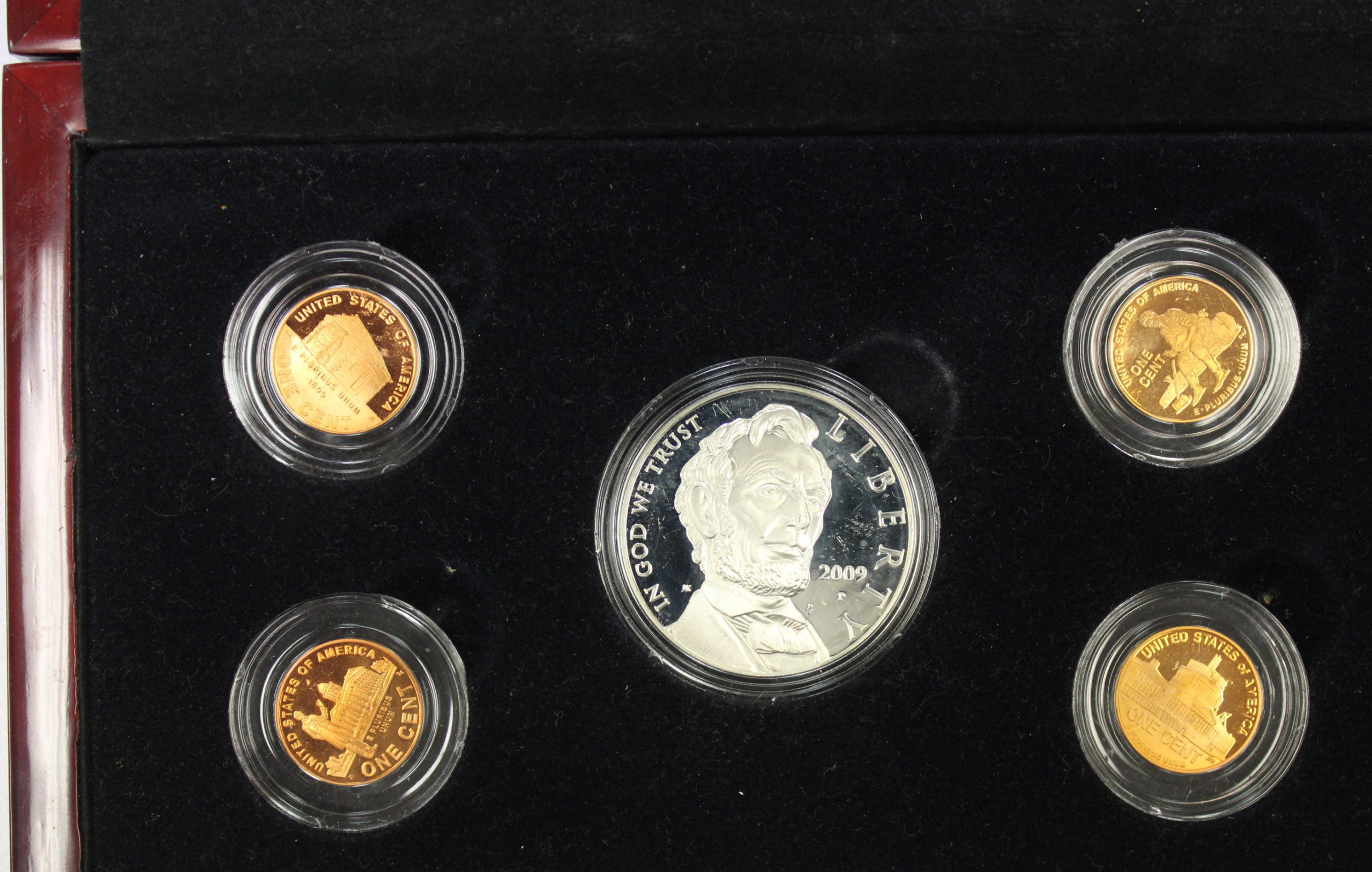 Auction - 2009 Lincoln Coin & Chronicles - Lincoln Commemorative Silver Dollar and Proof Lincoln Cents - Housed In Wooden Box - Image 3