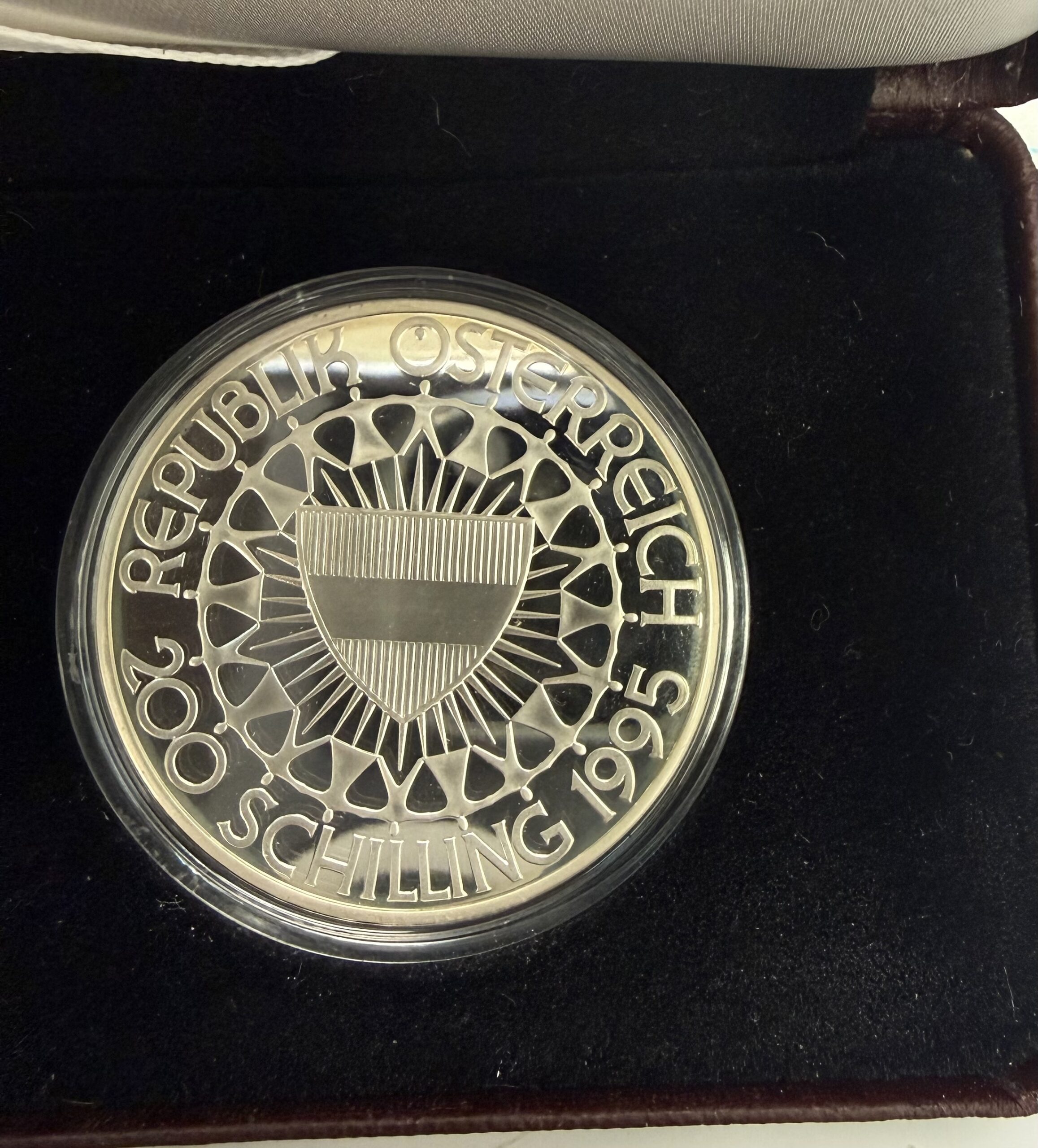 1995 200 Shillings .925 Silver 33.63 grams The Rhythmic Gymnast - Image 2