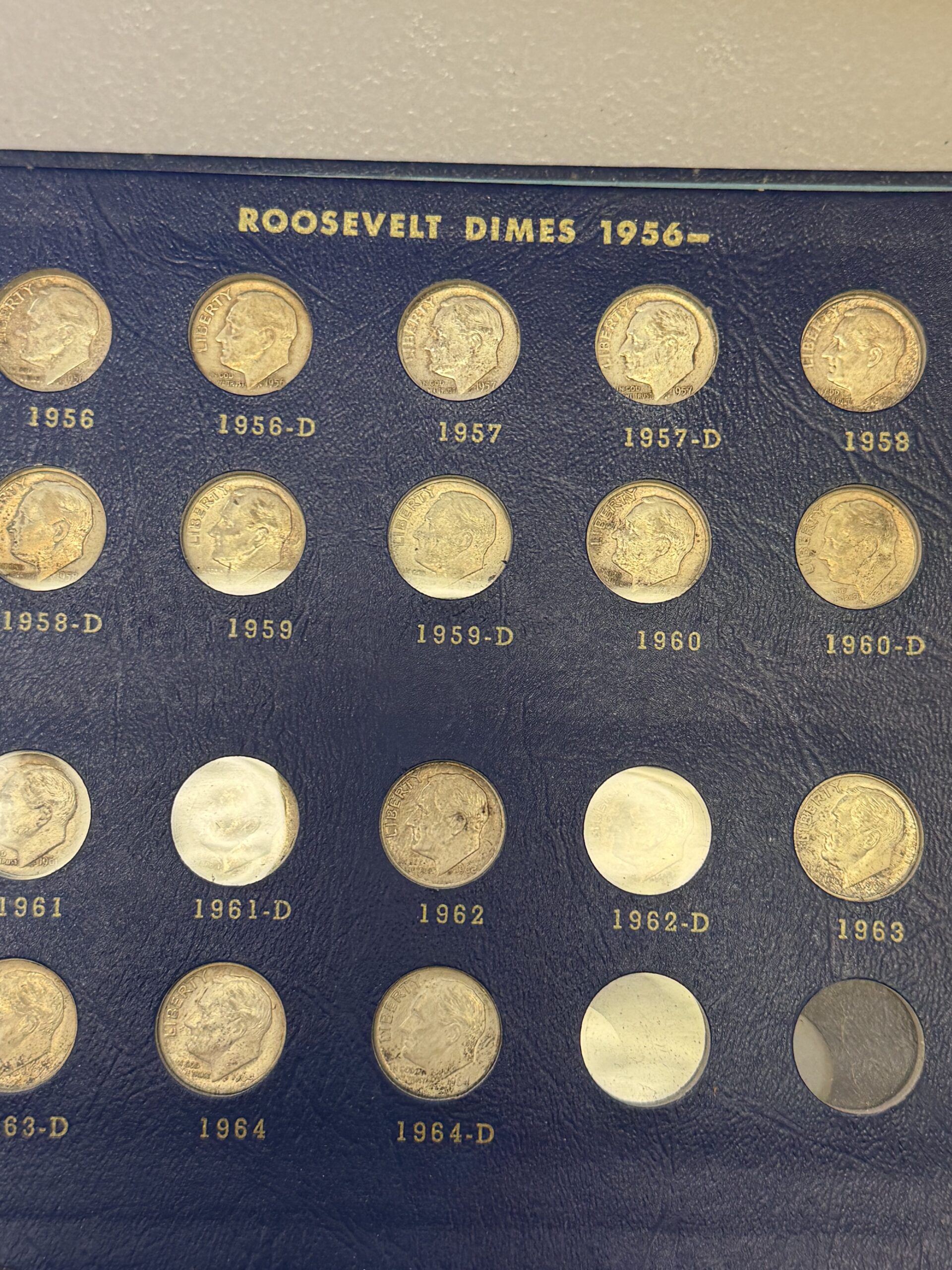 Auction- Roosevelt Circulated Set in Old Book 1946-1964 48 silver dimes Plus 72 D-80 D AU/Unc Clad in separate page - Image 3